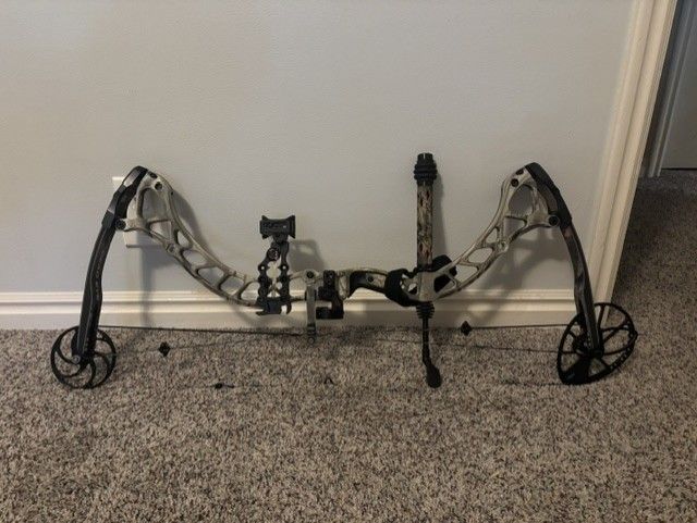 Bowtech Diamond Deadeye Compound Bow + Accessories