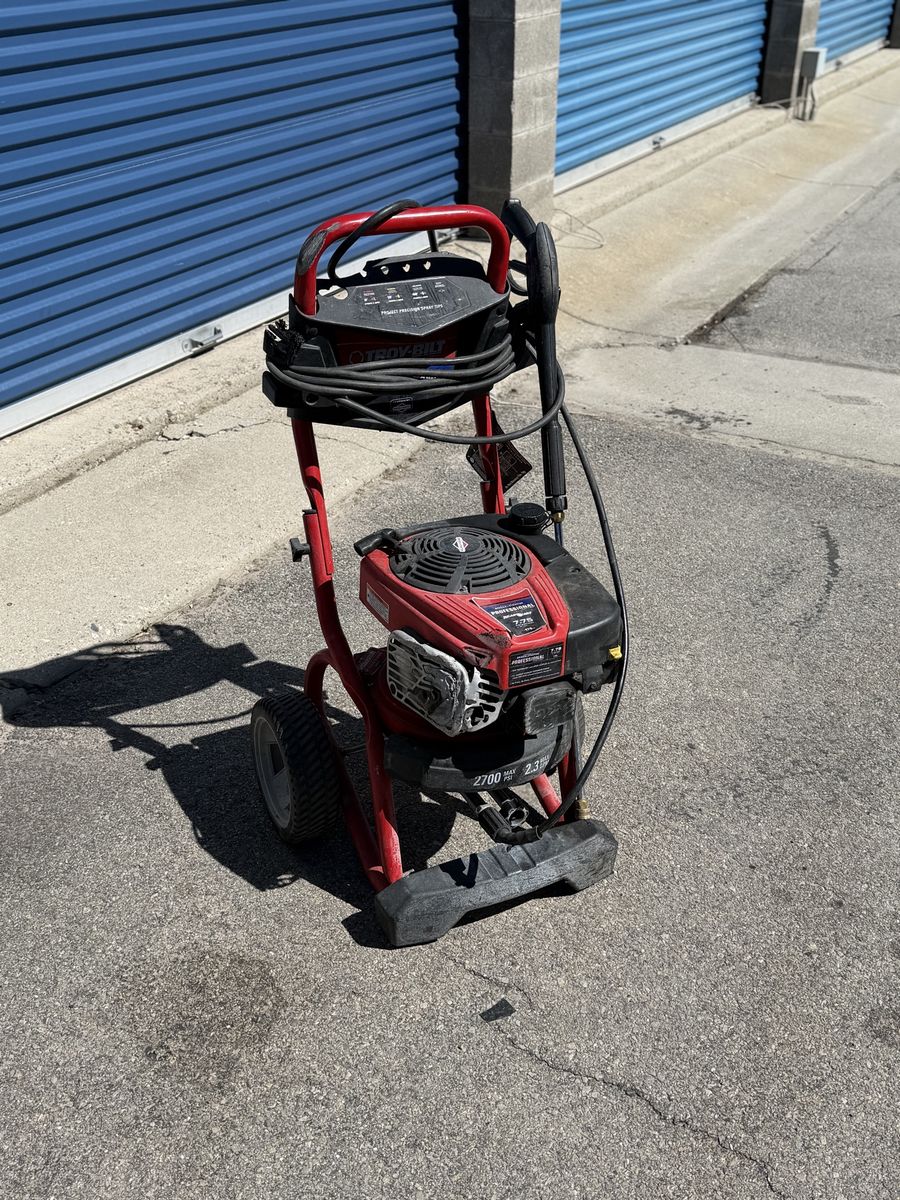 Running pressure washer. *DAMAGED
