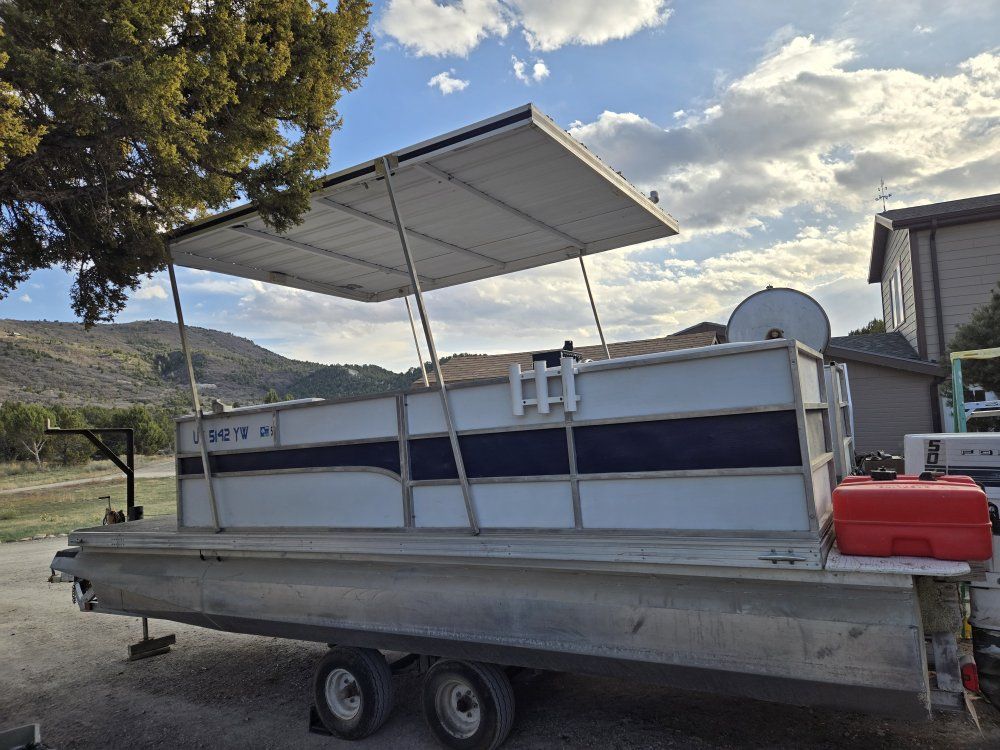 1974 Pontpoon Boat