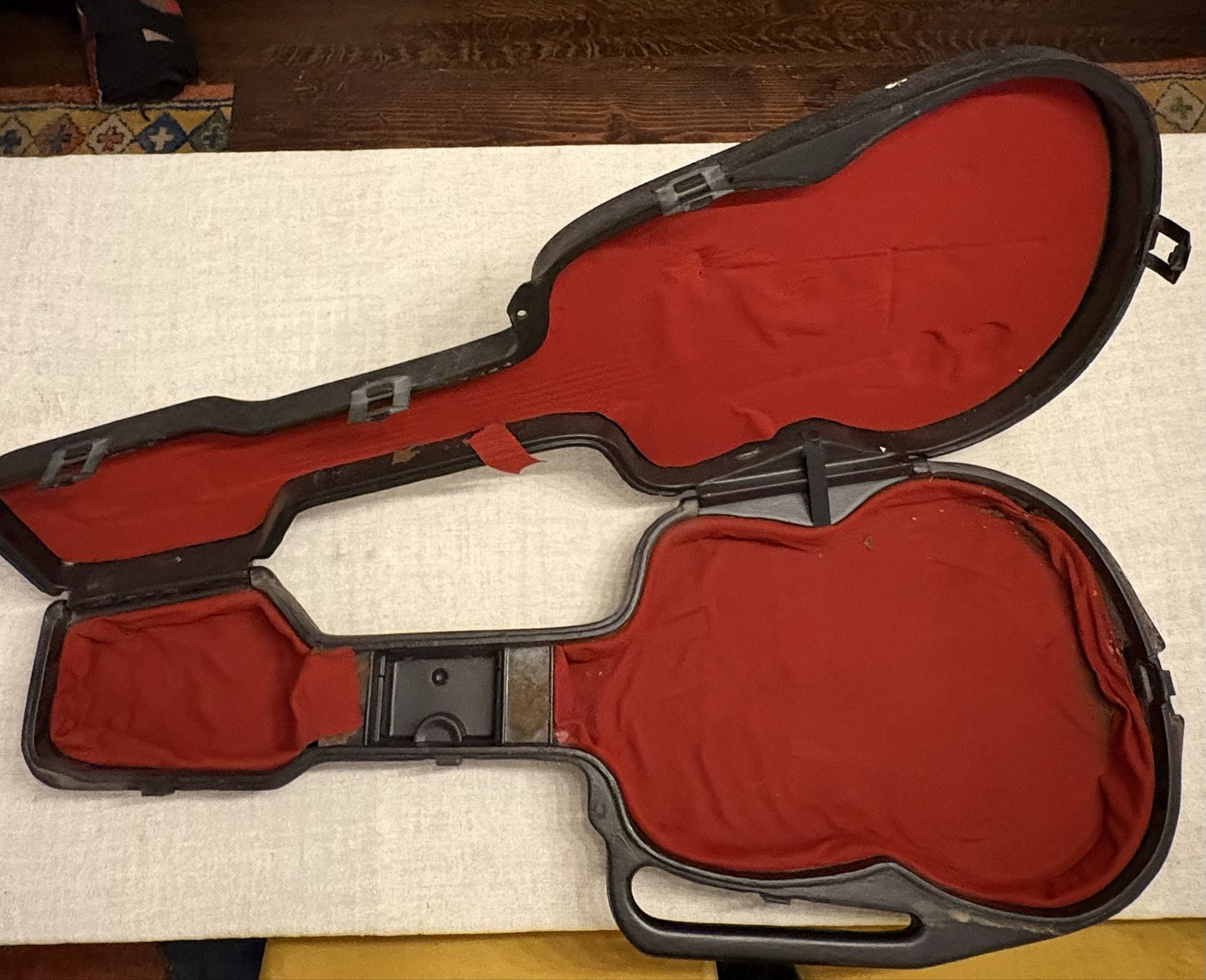 Vintage Guitar Case