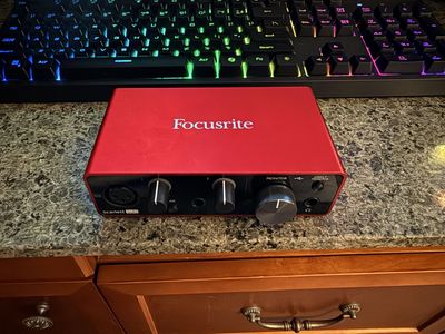 Focusrite Scarlett Solo + Mackie CR3-XBT Studio Monitors