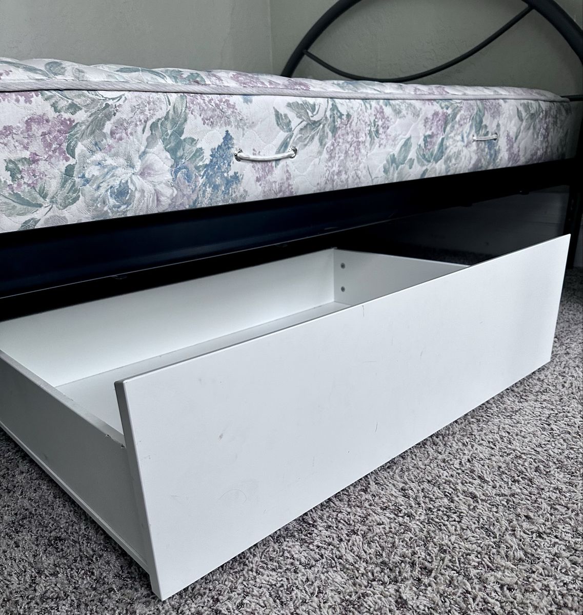 Trundle drawer with wheels