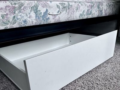 Trundle drawer with wheels