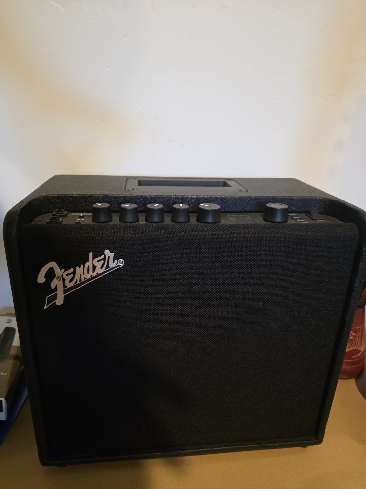 Fender Mustang LT25 25-Watt 1x8" Digital Modeling Guitar Combo Amplifier - Black