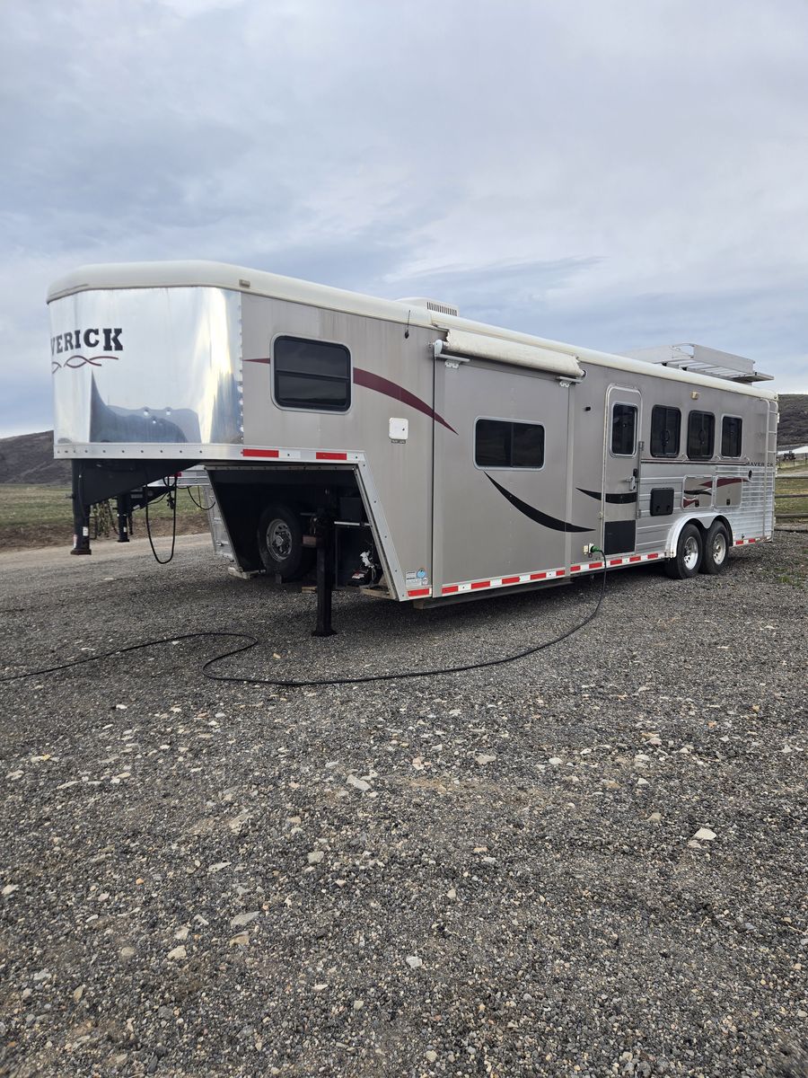 4 Horse Living Quarters Trailer