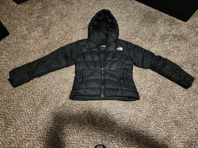 The North Face Women's XS/TP Black Puffer Jacket with Hood - Warm & Lightweight