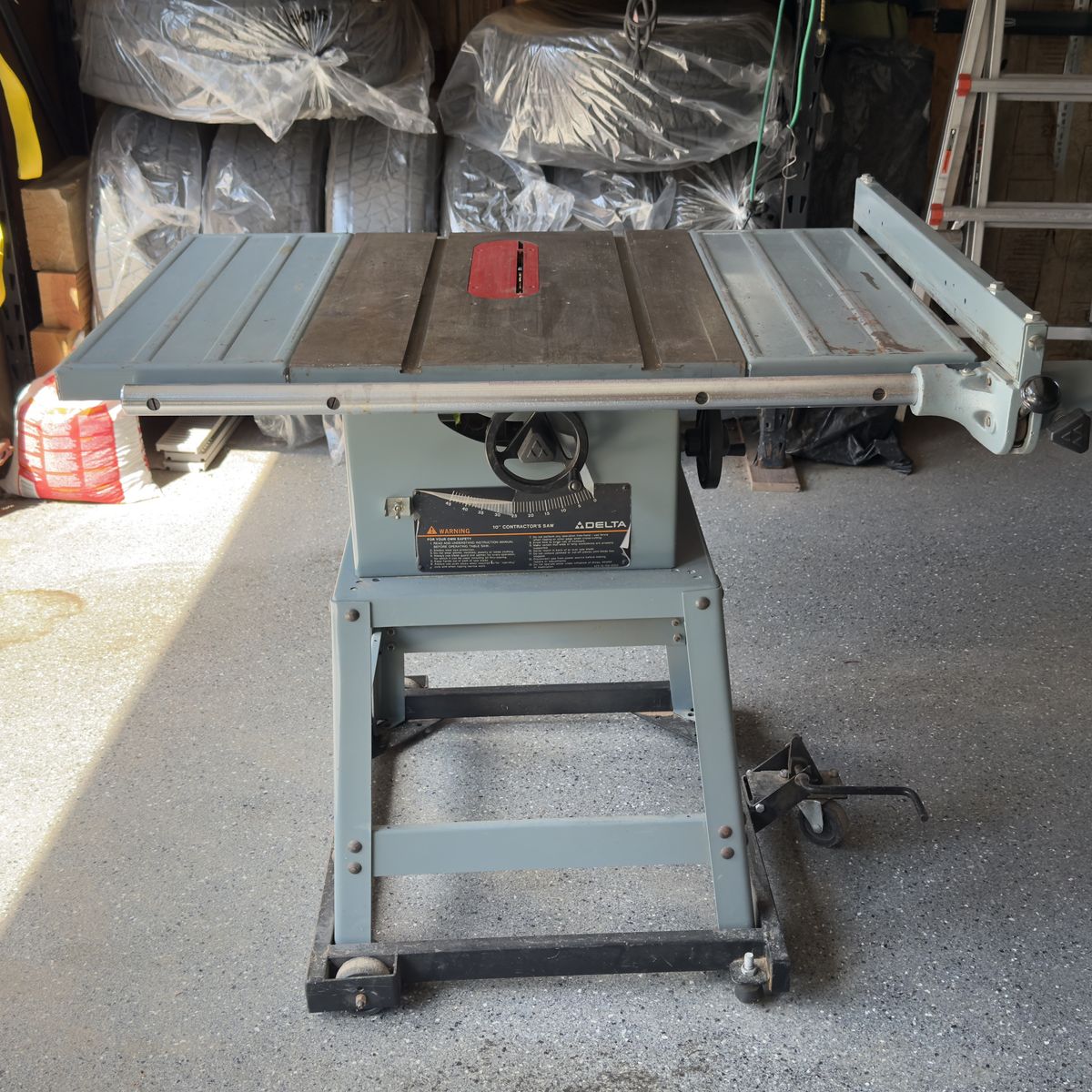 DELTA TABLE SAW