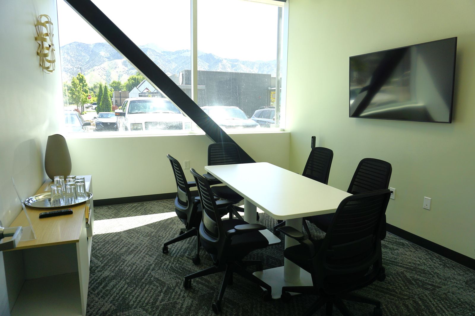 Hourly Meeting Rooms with Reception & Lounge Access