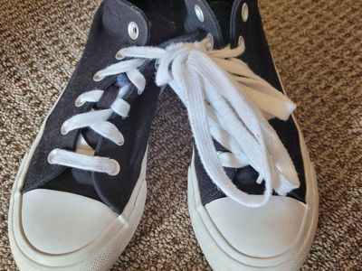 Unbranded Black Canvas High-Top Sneakers with White Laces - Women's Size 3