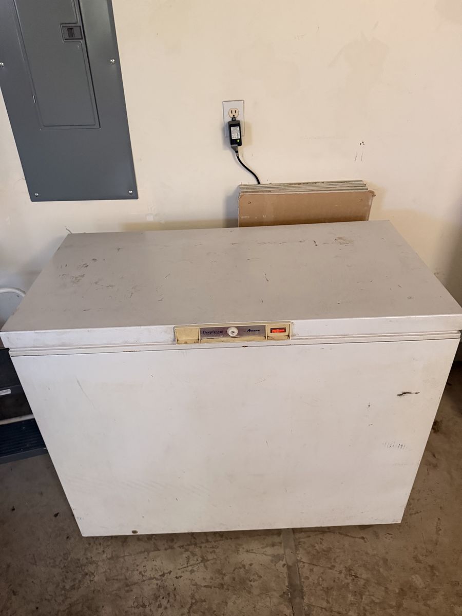 Amana Deepfreeze Chest Freezer - White