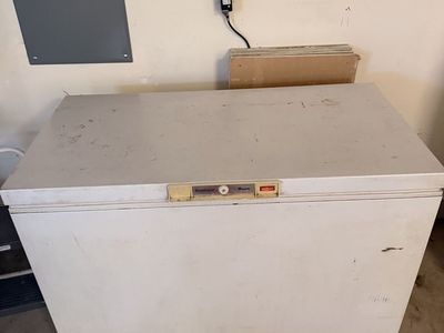Amana Deepfreeze Chest Freezer - White