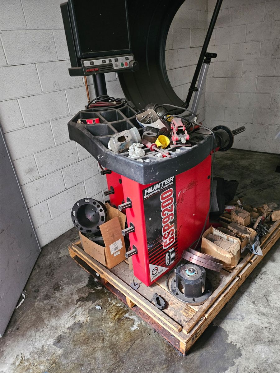 Hunter Engineering Company GSP9200 Wheel Balancer - Red & Black, Used Condition