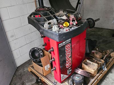 Hunter Engineering Company GSP9200 Wheel Balancer - Red & Black, Used Condition