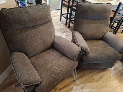 2 matching Lazy Boy recliners