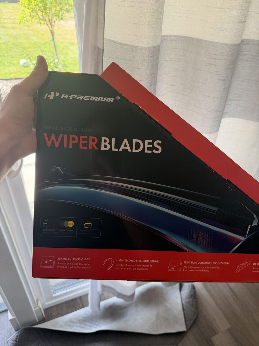 CAR windhsield wiper never used