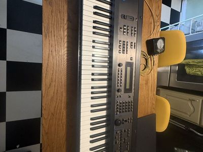 Ensoniq ZR-76 synthesizer keyboard synth