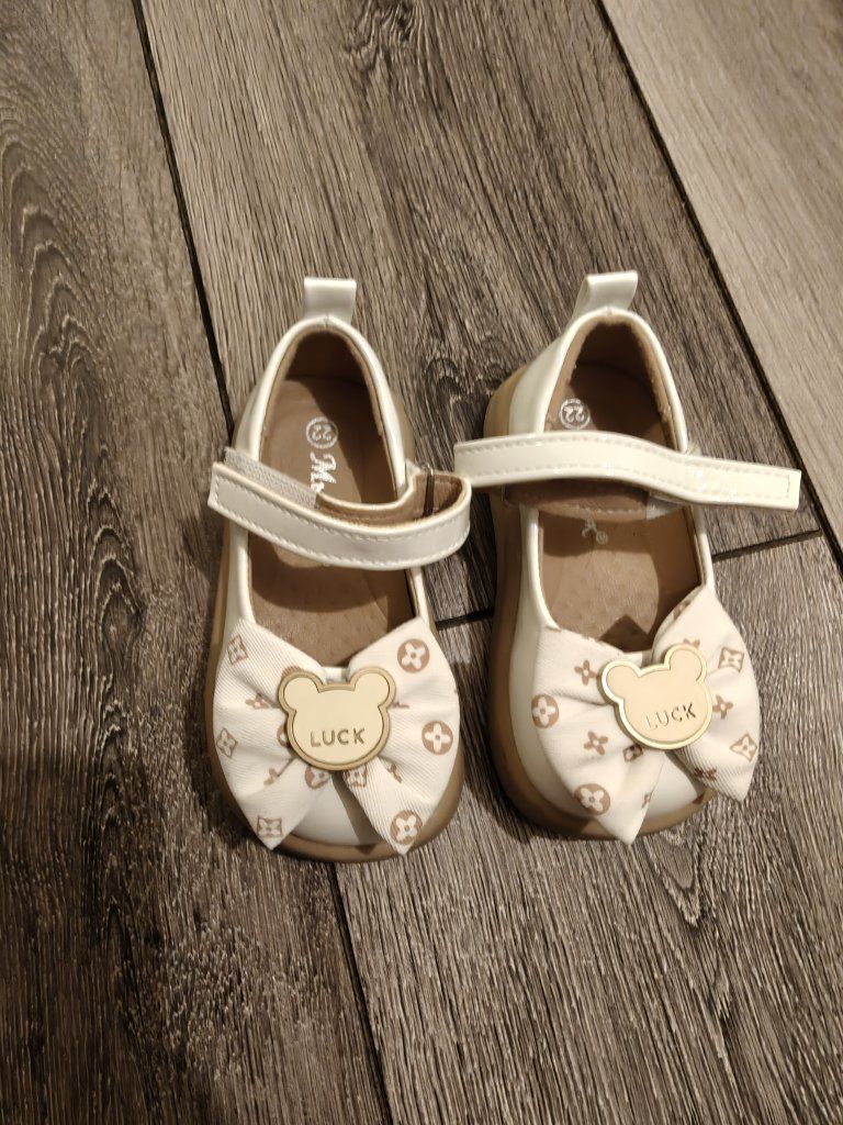 Girls White Shoes with Bow and Bear Accent Size 6