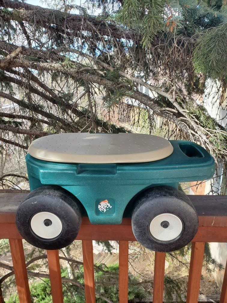Rolling garden seat