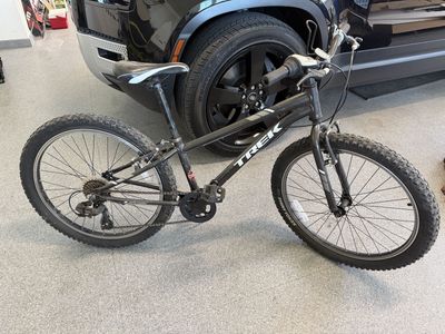 TREK PRECALIBER 24 7SP BOYS 24 GLOSS DNISTER BLACK