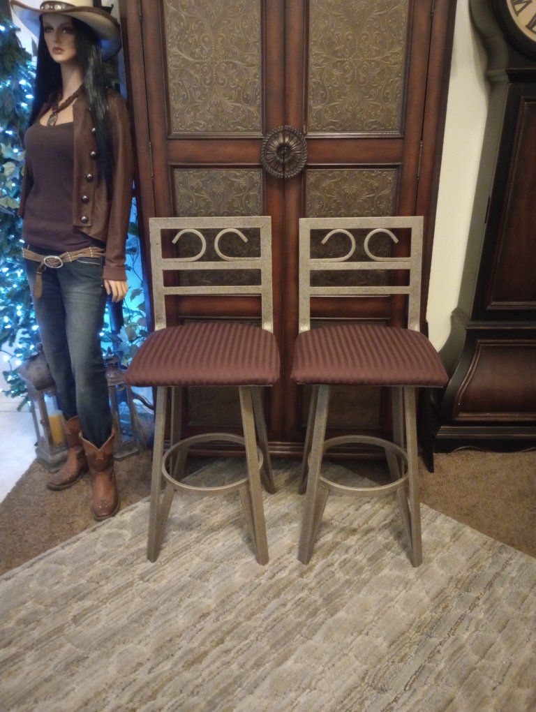 Set of 2 Metal Counter Bar Stools with Upholstered Seats, look like new excellent condition