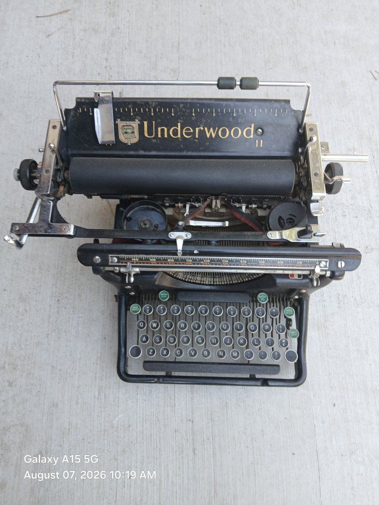 Vintage Underwood 11 Desktop Manual Typewriter Black Gold Crest