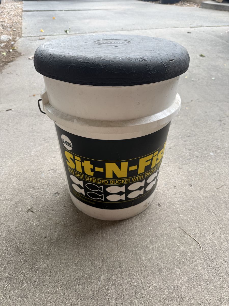 Frabill Sit-N-Fish Live Bait Shielded Bucket with Tackle Tray