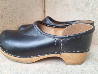 Womens Black Leather Korina Clogs Sz 5.5/EU-36