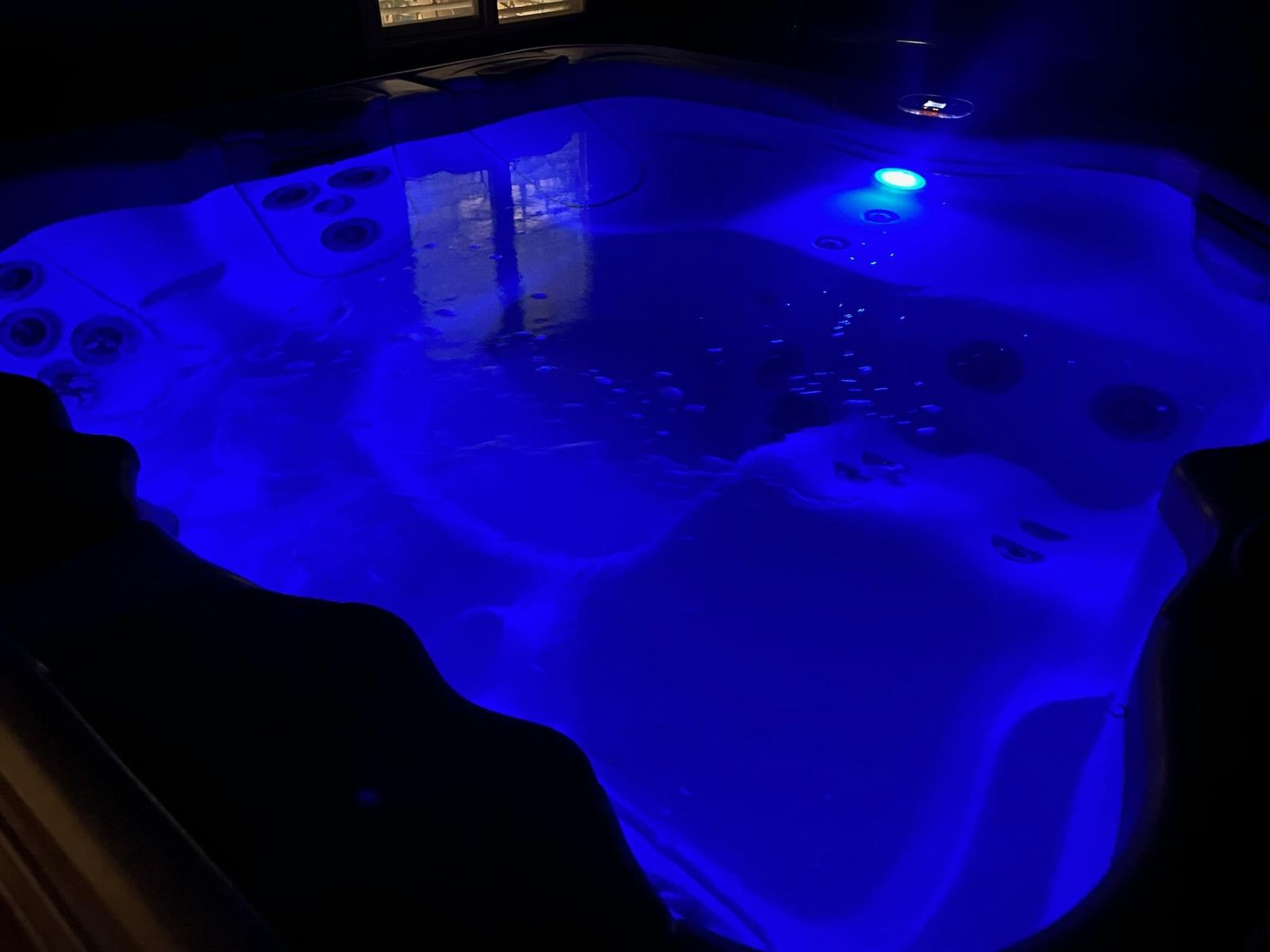 Bullfrog 552 Hot Tub - Spa w/ 5 Seating Options, Spa Cover, Cover Lifter & Free Delivery