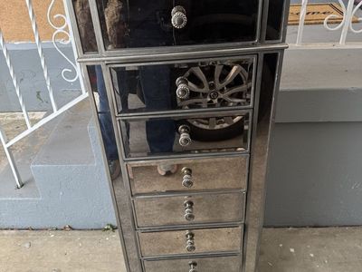 Nice Mirrored Dresser 7 Drawer