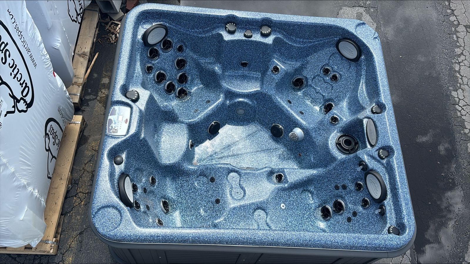 Arctic Spa Frontier Hot Tub, 8' x 7' with seating for up to 6 people, Saltwater, refurbished