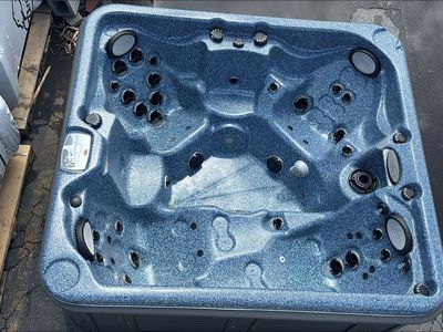 Arctic Spa Frontier Hot Tub, 8' x 7' with seating for up to 6 people, Saltwater, refurbished