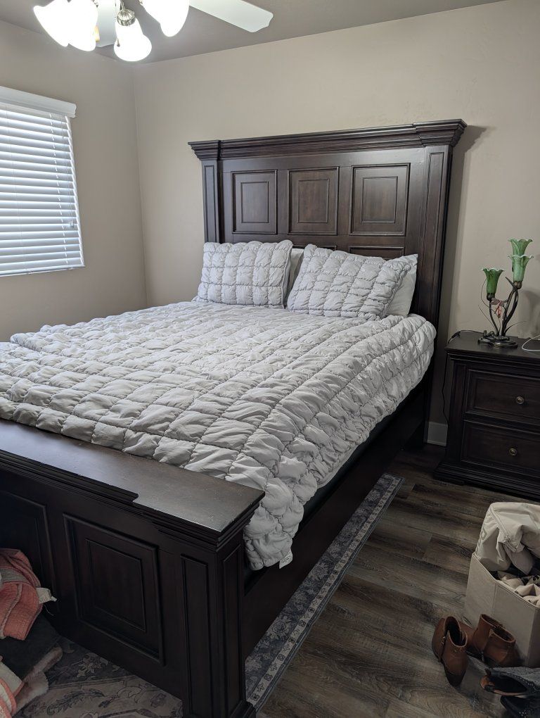 Queen bed and Mattress/box spring