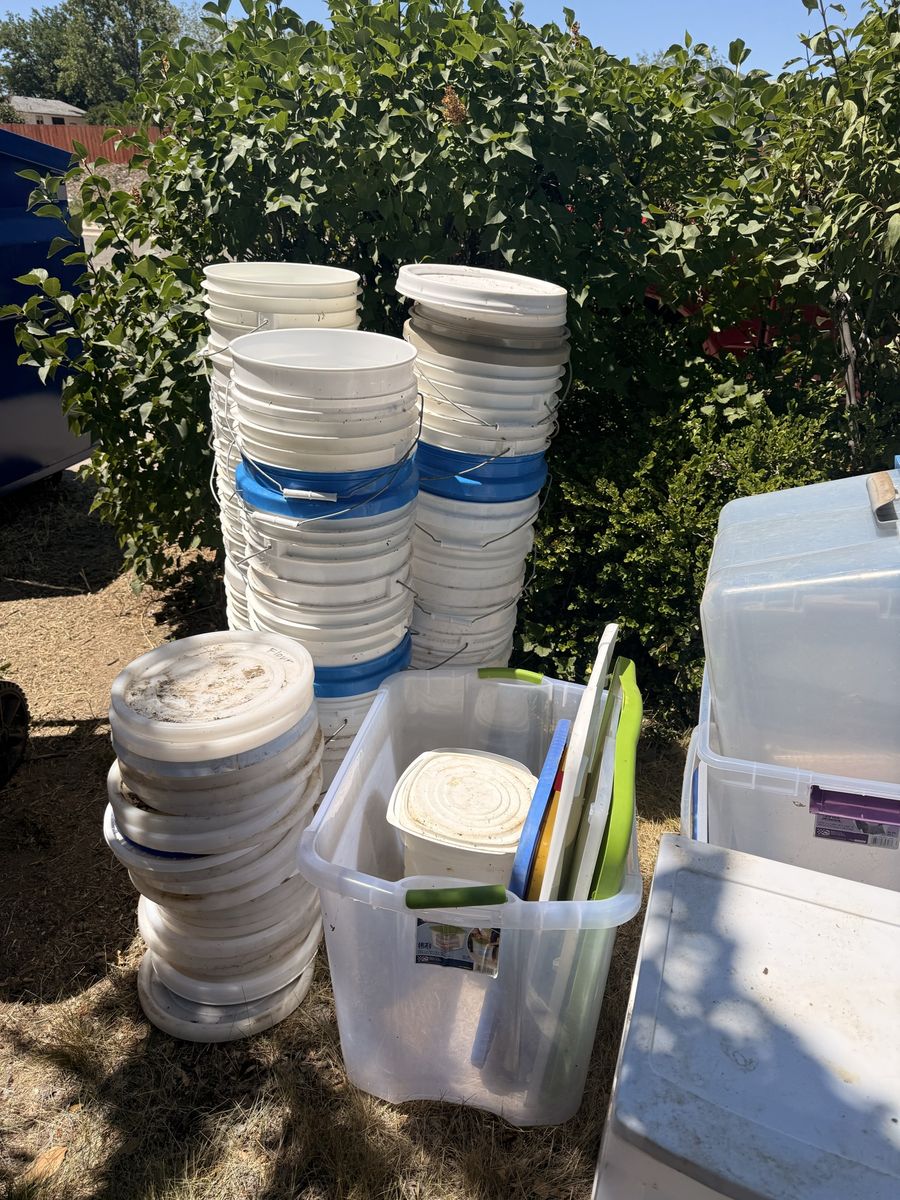 Free 5 Gallon Buckets W/lids