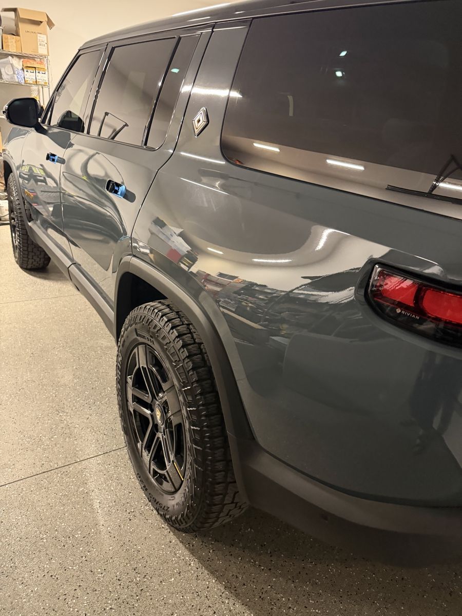 2025 Rivian R1S Adventure