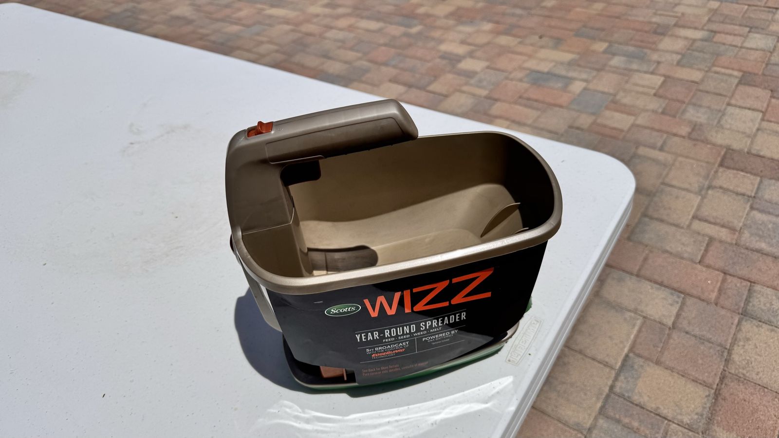 Wizz fertilizer spreader