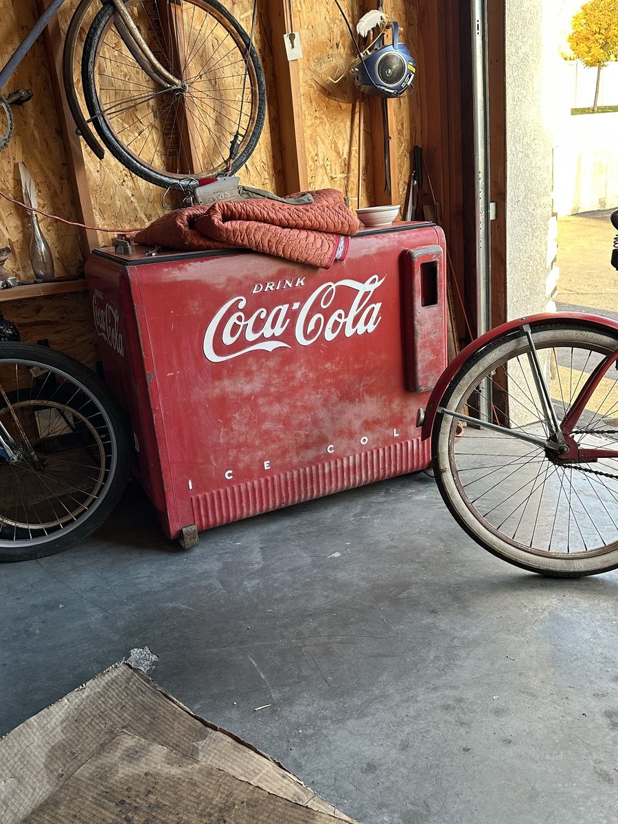 1940 Coca-Cola Machine