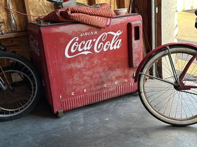 1940 Coca-Cola Machine
