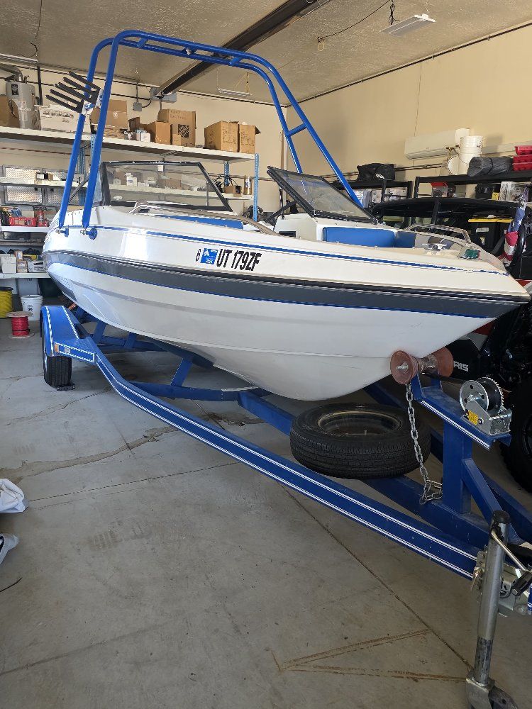 1990 Glastron Sierra 195 Bowrider Ski / Wakeboard Boat with Blue Tower and Trailer