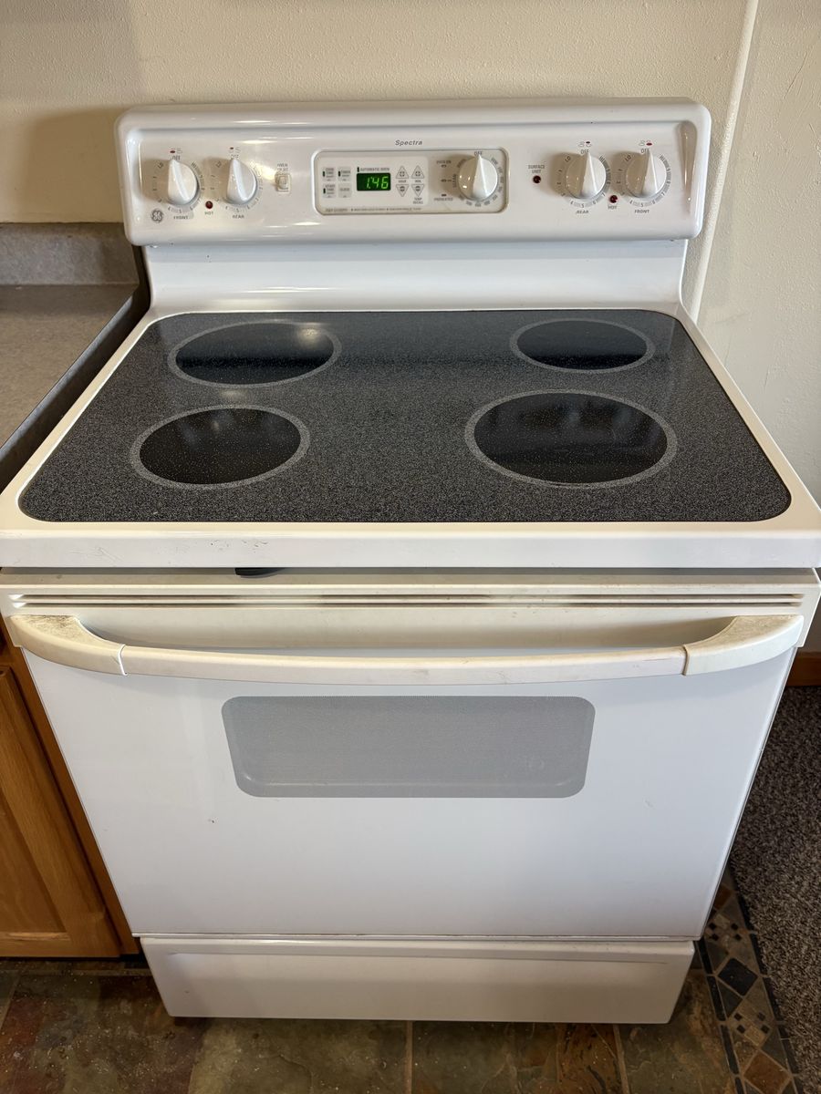 GE Spectra White Electric Range Stove with Smoothtop Cooktop
