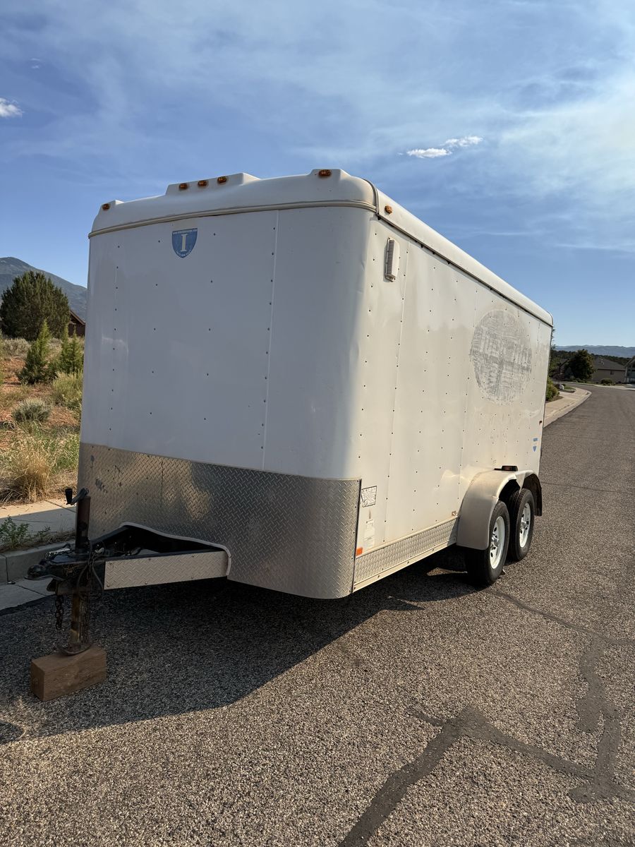 Enclosed utility trailer