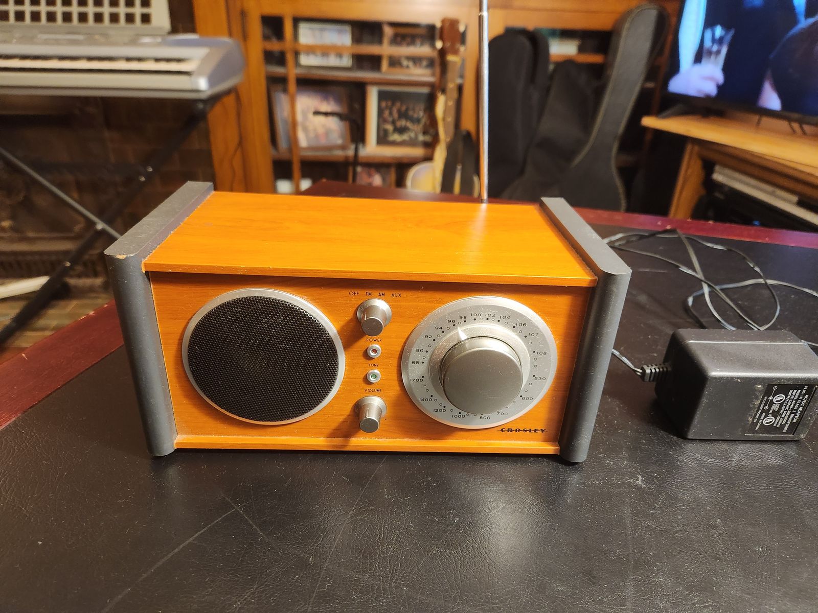 Cool vintage looking wooden Crosley AM/FM radio....with auxiliary port.  Sounds and looks great.