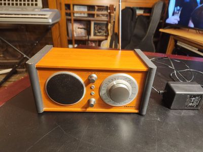 Cool vintage looking wooden Crosley AM/FM radio....with auxiliary port. Sounds and looks great.