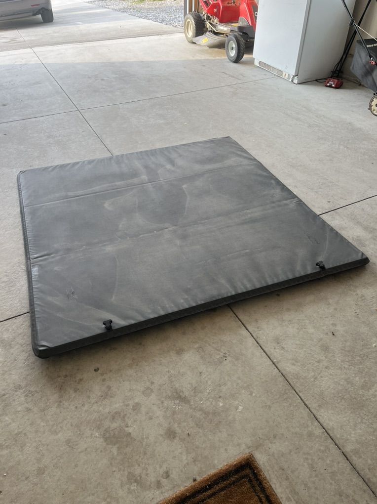 Hard Tri-fold Tonneau Cover