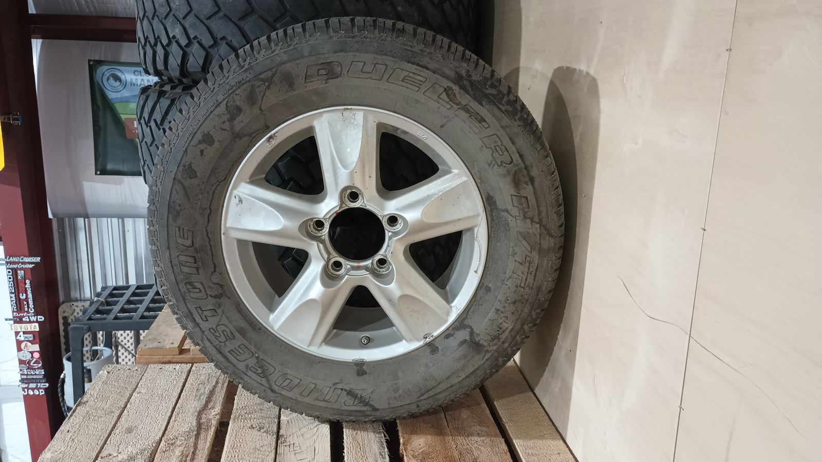 Toyota Land Cruiser OEM 200 series wheel and tire