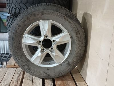 Toyota Land Cruiser OEM 200 series wheel and tire
