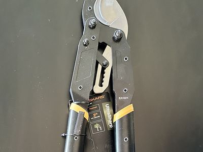 NEW Fiskars Ratchet Loppers