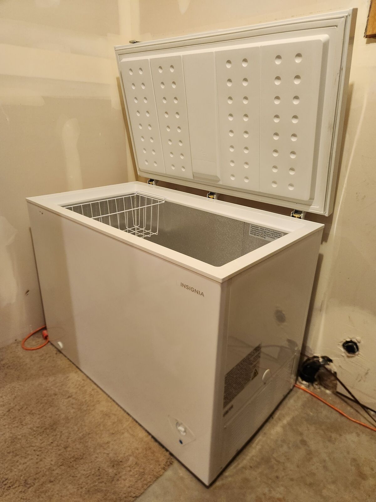 InsigniaTM - 10.2 Cu. Ft. Garage-Ready Chest Freezer - White