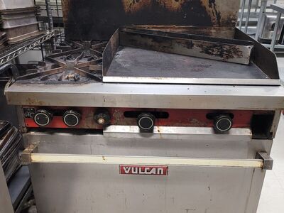 Vulcan Natural Gas 2-Burner Range with 24" Griddle-Standard Oven 36"W