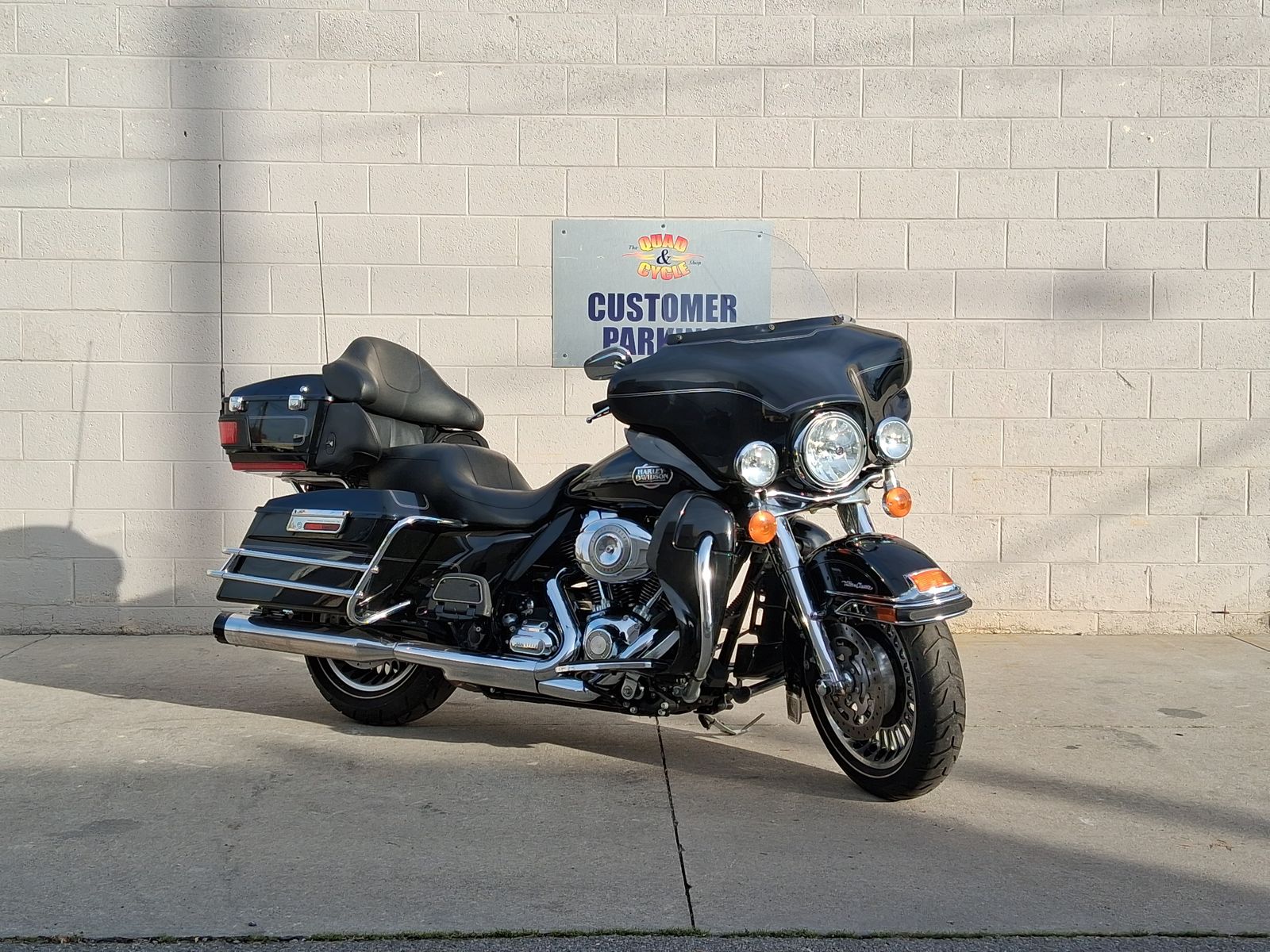 2011 Harley-Davidson Ultra Classic (FLHTCU) – UNBELIEVABLE 742 MILES!
