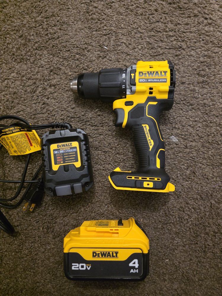 New DEWALT ATOMIC 20V MAX 1/2 in. Hammer Drill / Driver Kit